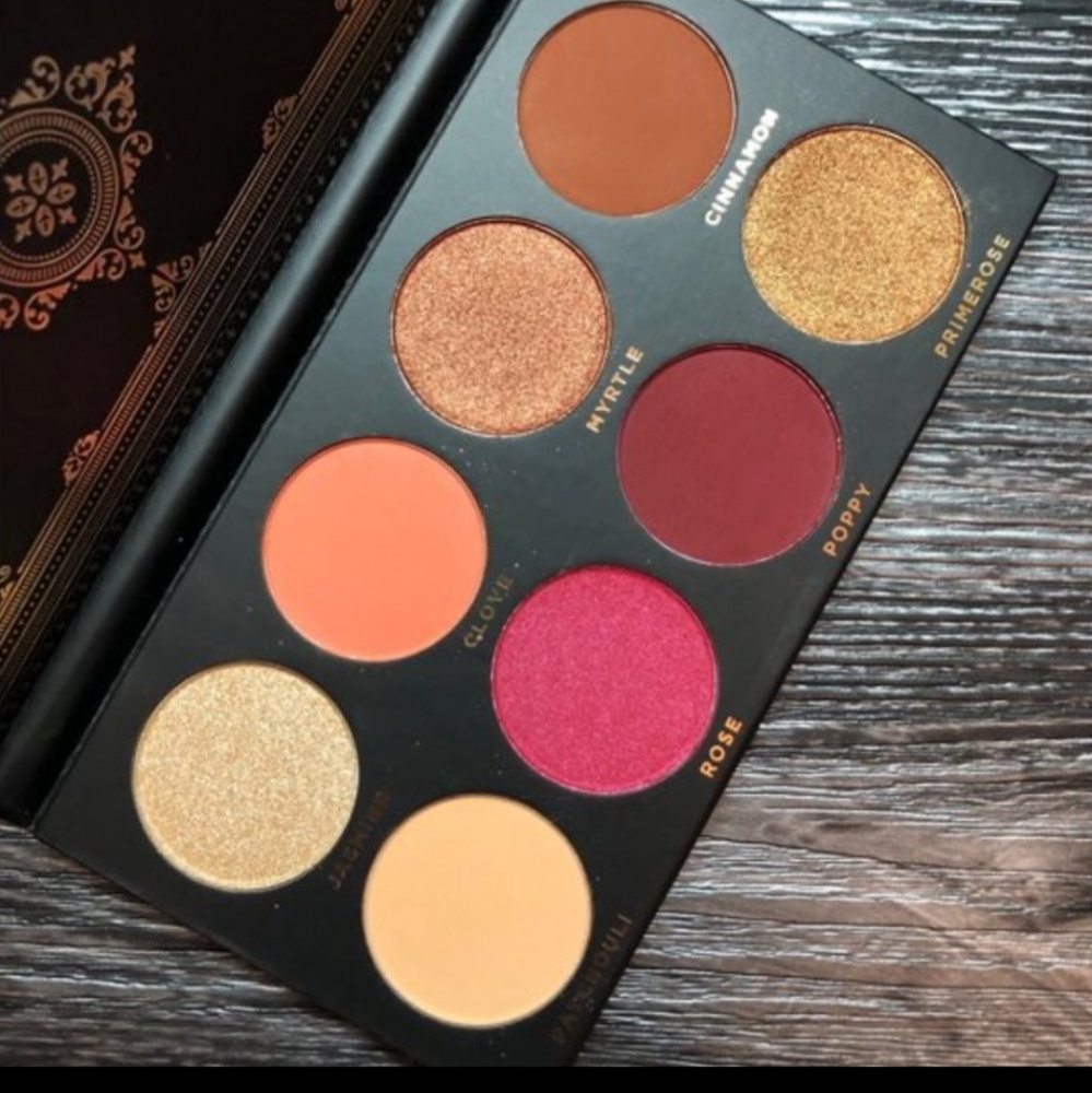 Ace Beaute Grandiose eyeshadow palette